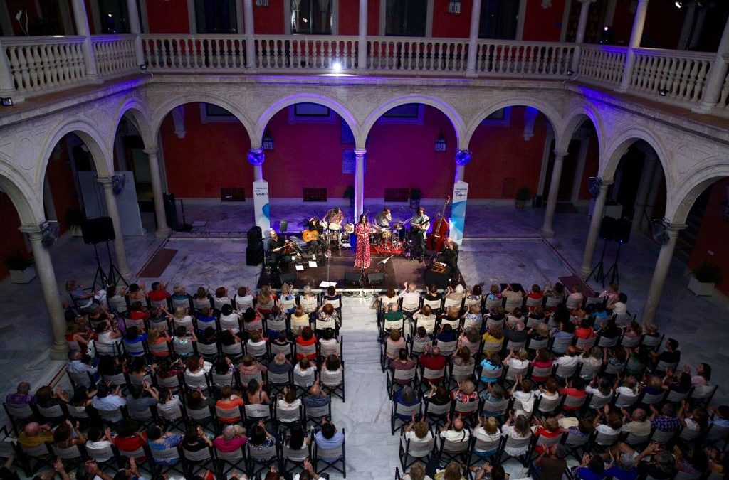 El patio de la Fundación Cajasol en Sevilla, lleno para presenciar el espectáculo 'FlamenCohen'