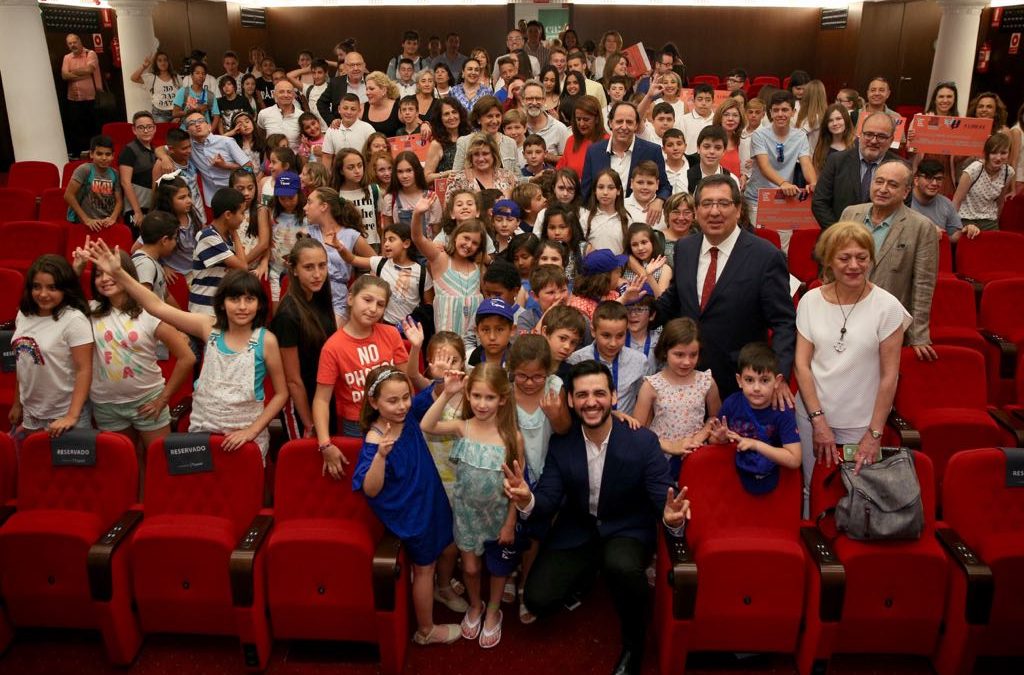 Foto de familia con alumnos y profesores reconocidos en los IV Premios 'El Audiovisual en la Escuela'