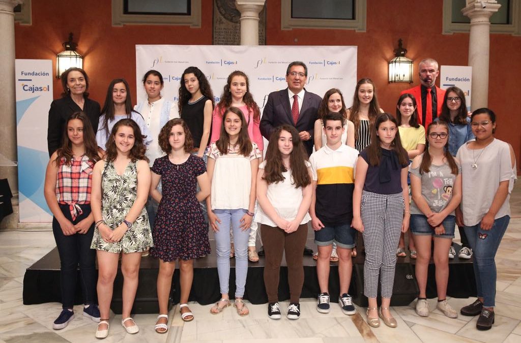 Foto de familia con ganadores y finalistas del V Certamen escolar 'Mi libro preferido' en el patio de la Fundación Cajasol en Sevilla