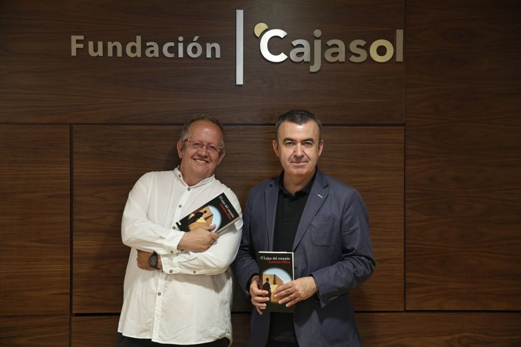 Lorenzo Silva, presentando 'Lejos del corazón', junto a Juan José Téllez, en la sede de la Fundación Cajasol en Sevilla