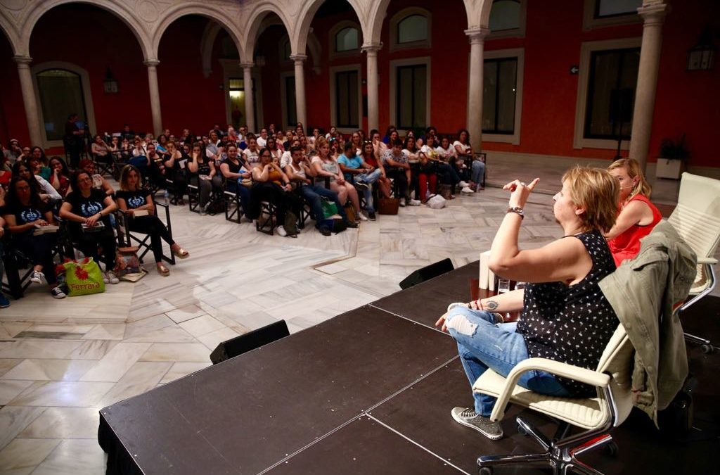 El patio de la Fundación Cajasol en Sevilla se llenó para la presentación del libro de Megan Maxwell