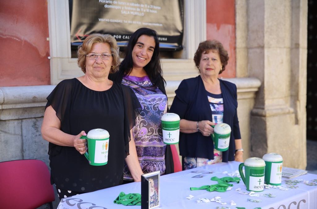 Las integrantes de la mesa de cuestión para luchar contra el cáncer, en la puerta de la Fundación Cajasol en Sevilla