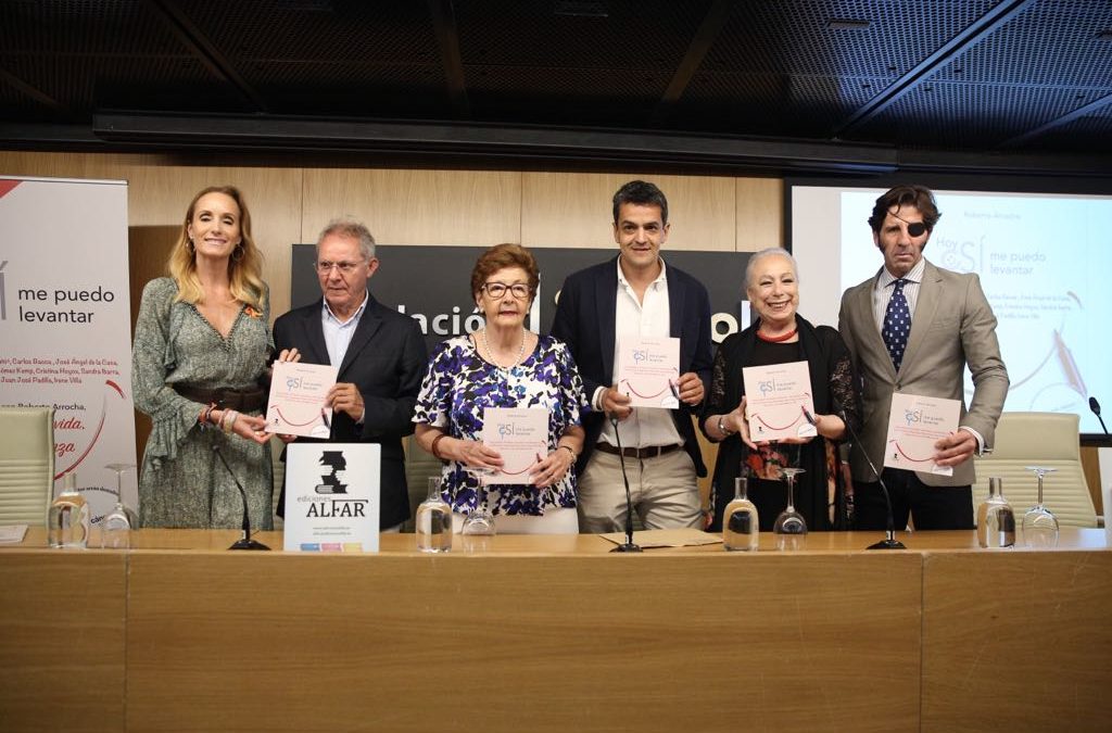 Roberto Arrocha, junto a algunos de los protagonistas del libro 'Hoy sí me puedo levantar'