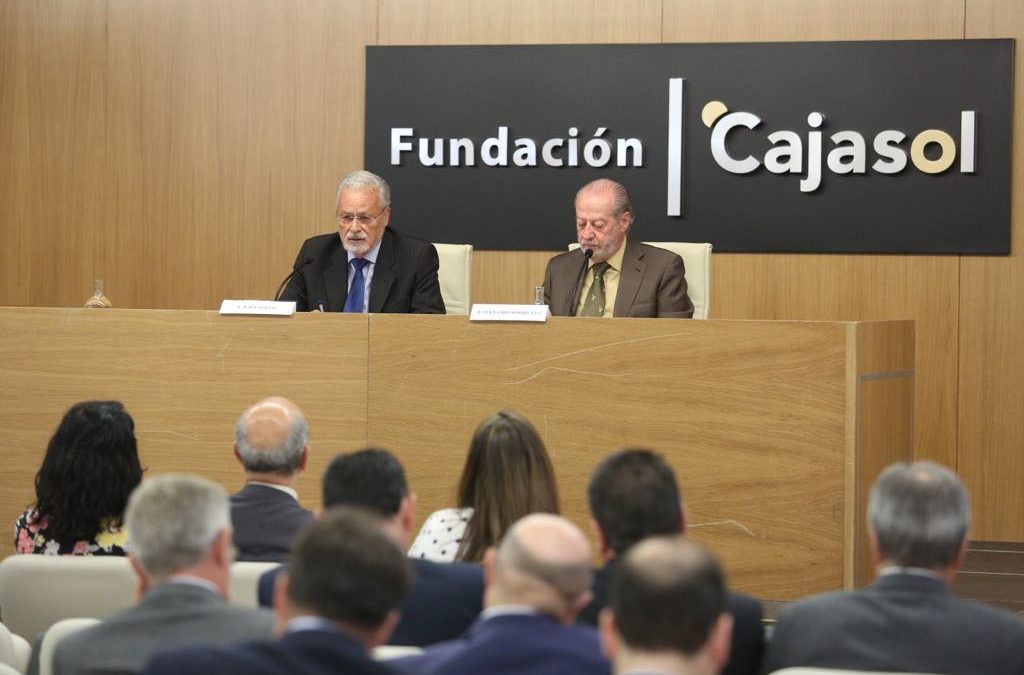 Jesús Maeztu y Fernando Rodríguez Villalobos en la inauguración del seminario sobre exclusión financiera en la Fundación Cajasol
