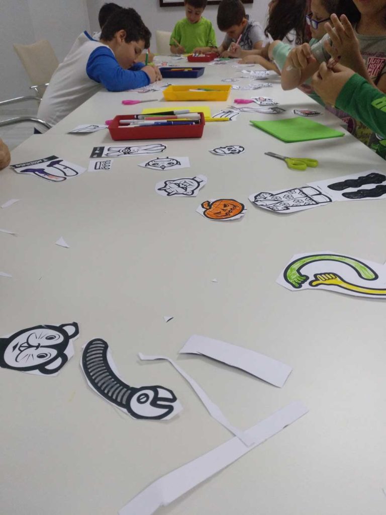 Algunos de los alumnos trabajando en sus creaciones dentro del taller 'Adopta un Monstruo' de la Fundación Cajasol en Huelva