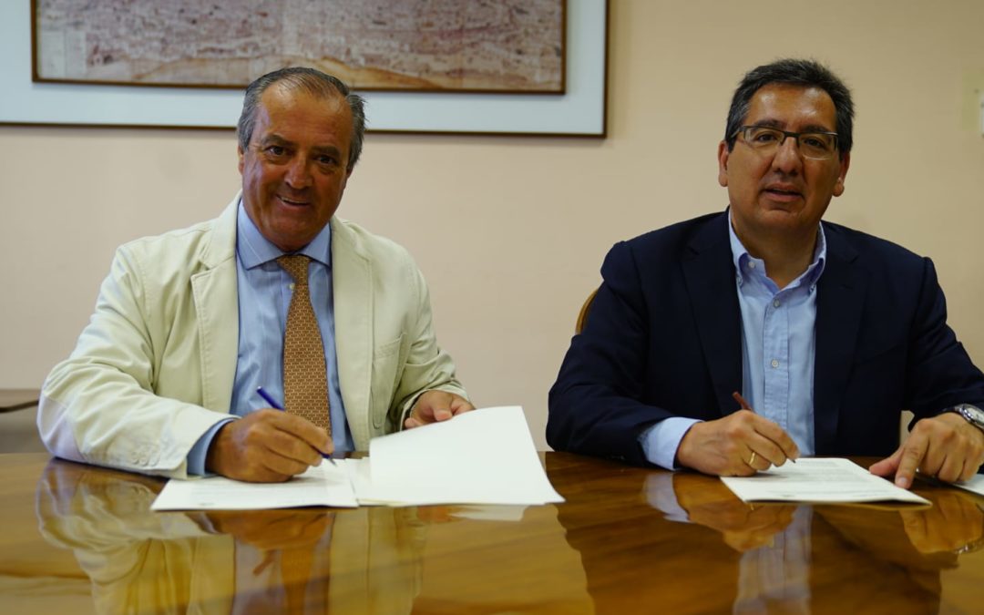 Rafael Hidalgo y Antonio Pulido firman el convenio de colaboración para las Carreras de Caballos 2018