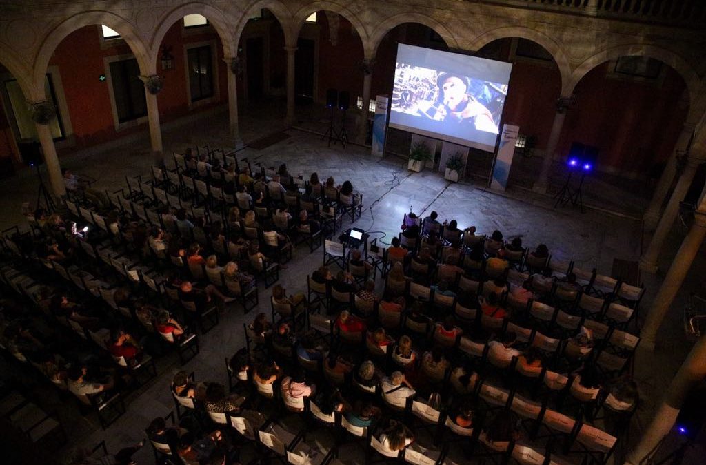 El patio de la Fundación Cajasol en Sevilla, lleno para ver la película 'Moulin Rouge' en el cine de verano 2018