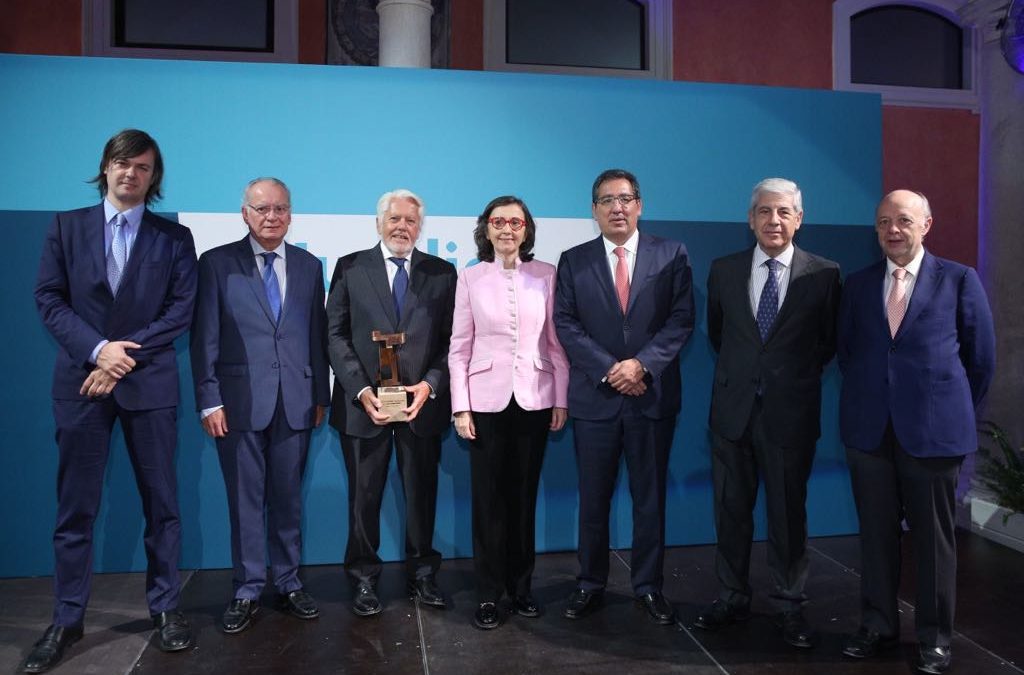 Foto de familia en el acto de entrega del X Premio Jurídico ABC a Francisco Ballester