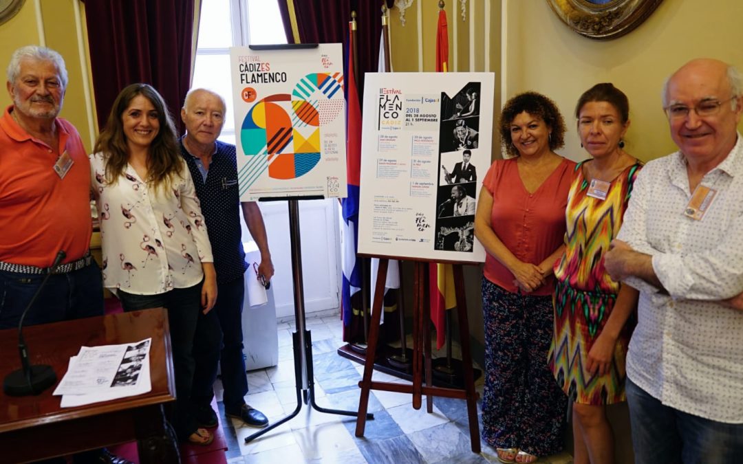 Organizadores y patrocinadores del I Festival Cádiz es Flamenco y del II Estival Flamenco Cádiz posan en el Ayuntamiento de Cádiz junto a los carteles