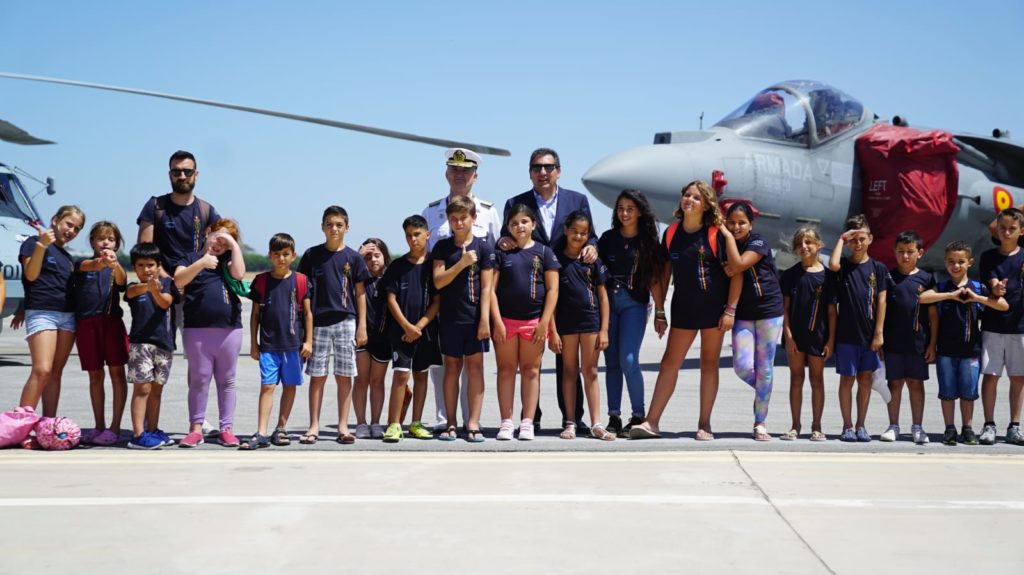 Antonio Pulido, presidente de la Fundación Cajasol, y Juan Rodríguez, Almirante de la Flota, junto a niños y monitores del Sunset Campus Cajasol en la Base Naval de Rota