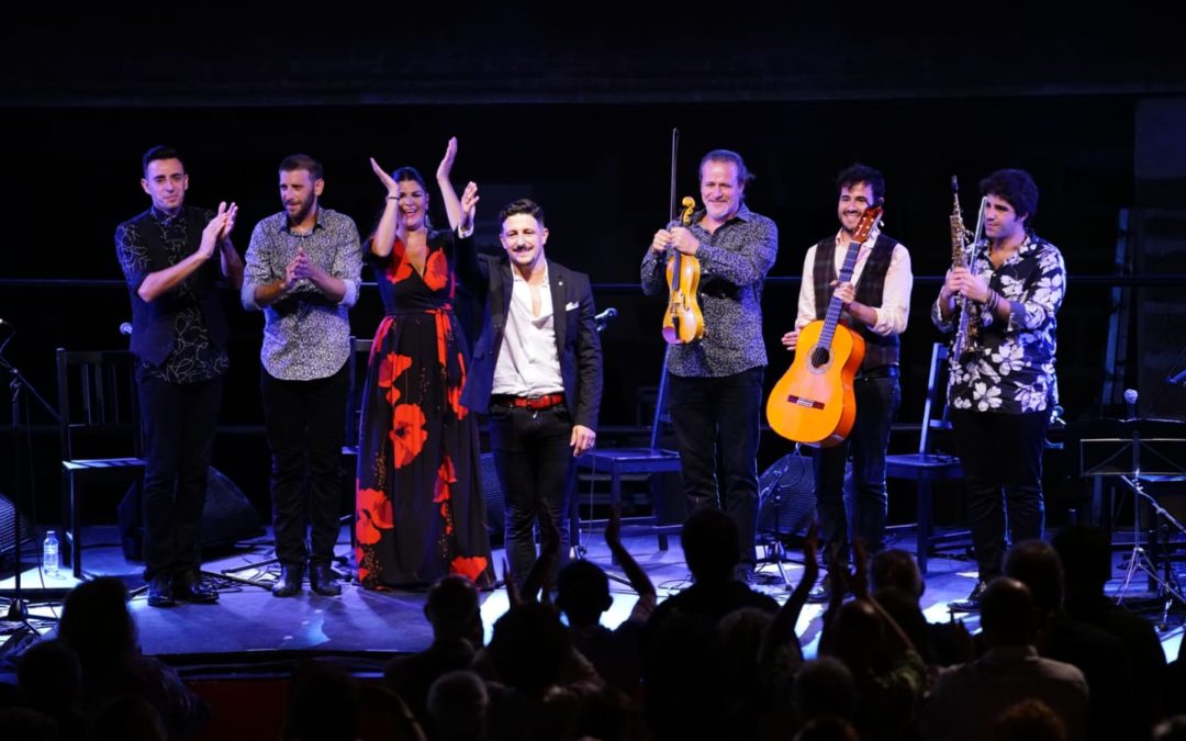 David Palomar y su equipo saludan al público tras su actuación en el II Estival Flamenco Cádiz