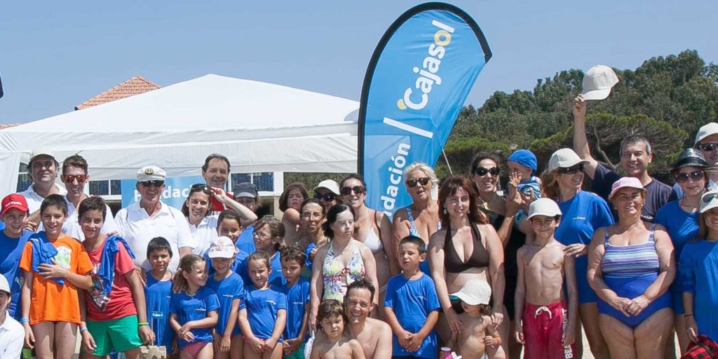 Participantes en las actividades programadas por la Fundación Cajasol en las playas de Andalucía