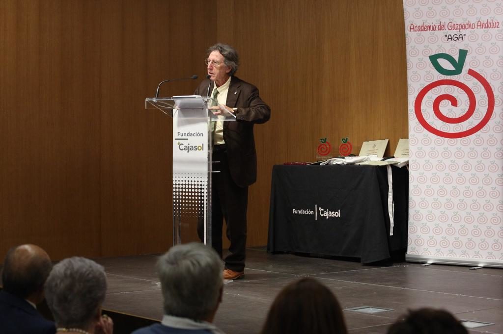 Ezequiel Martínez durante el II Pregón de Exaltación del Gazpacho Andaluz desde la Fundación Cajasol en Sevilla