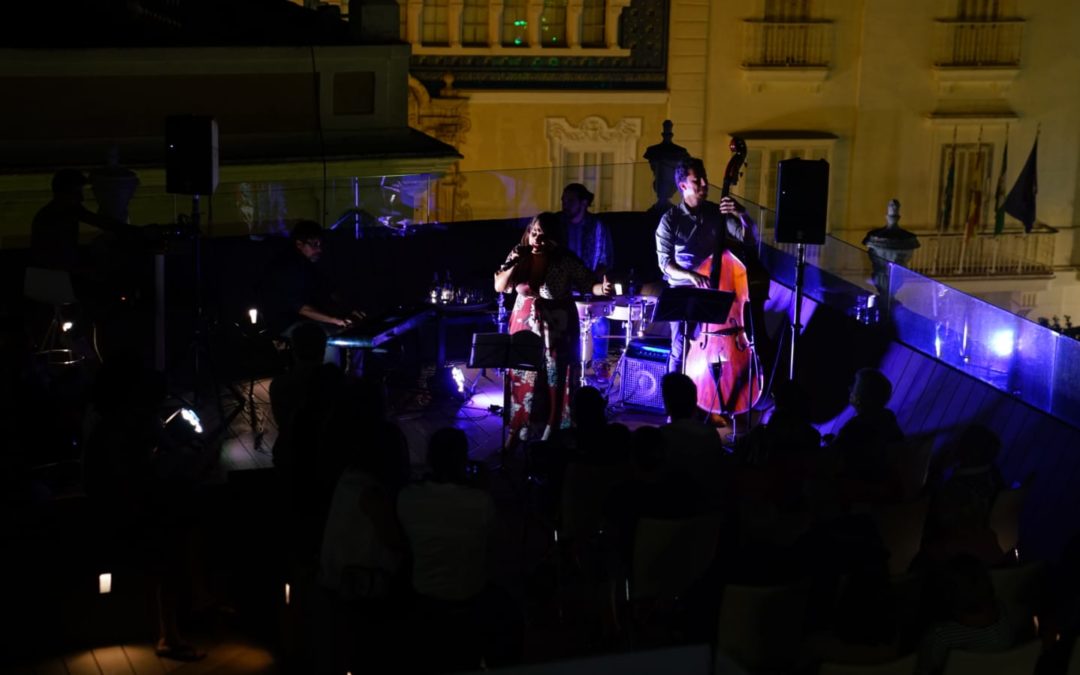 Milian Oneto y su encantadora voz brindan una noche especial en la azotea de la Fundación Cajasol en Cádiz