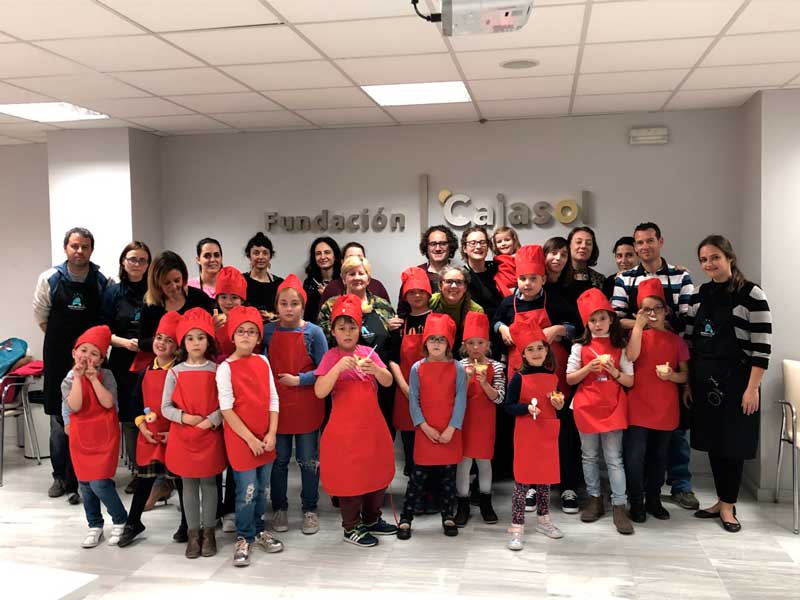 Taller de cocina familiar en la sede de la Fundación Cajasol en Huelva