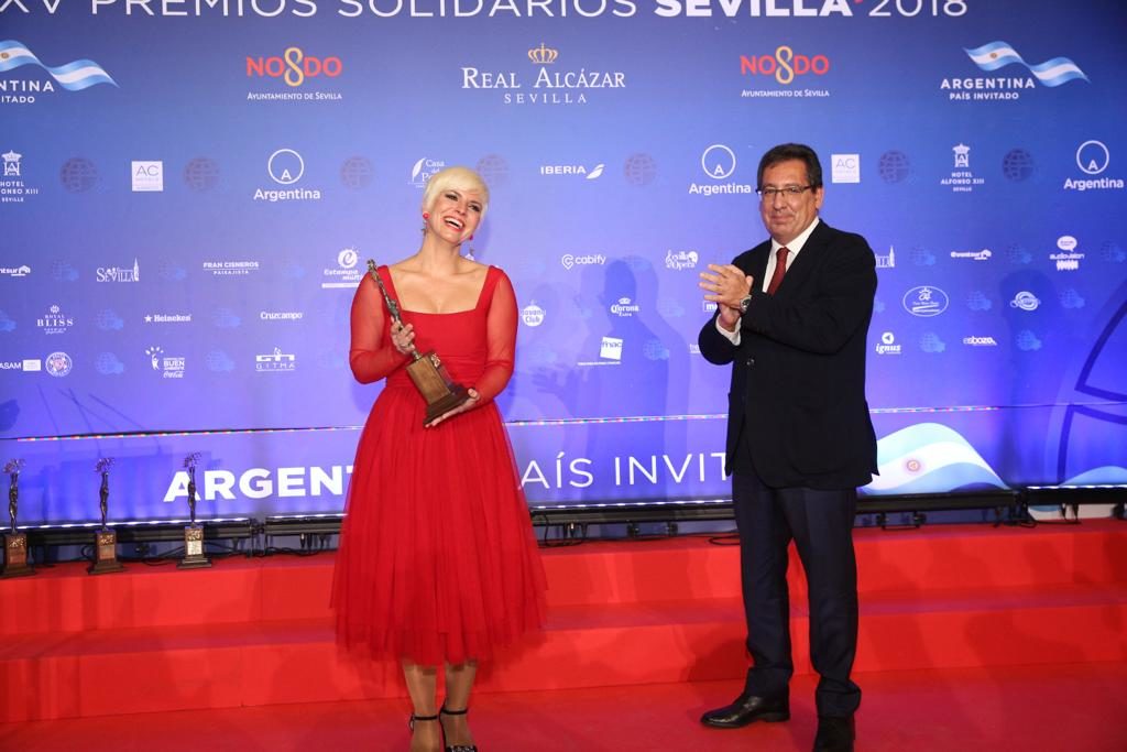 Antonio Pulido entrega uno de los XV Premios Solidarios del Festival de las Naciones a Pasión Vega