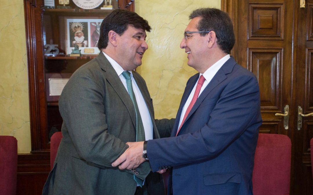 Gabriel Cruz, alcalde de Huelva, y Antonio Pulido, presidente de la Fundación Cajasol