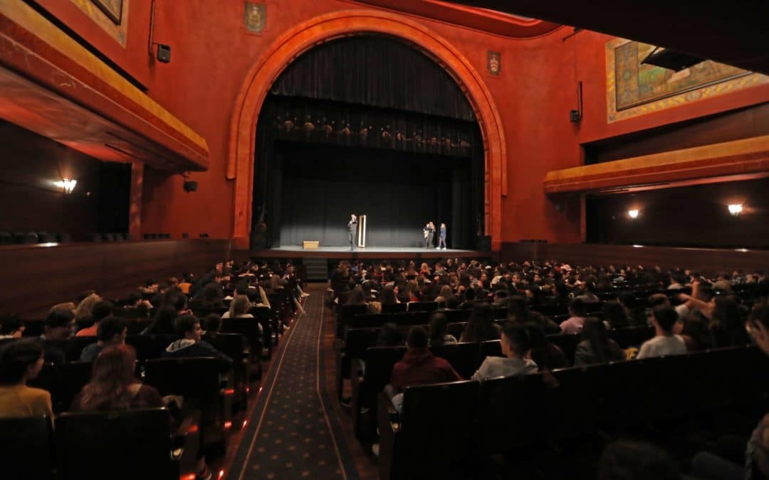 Los escolares llenaron el Teatro Villamarta para presenciar 'Enamórate de Lope' de Cía Blanca Marsillach