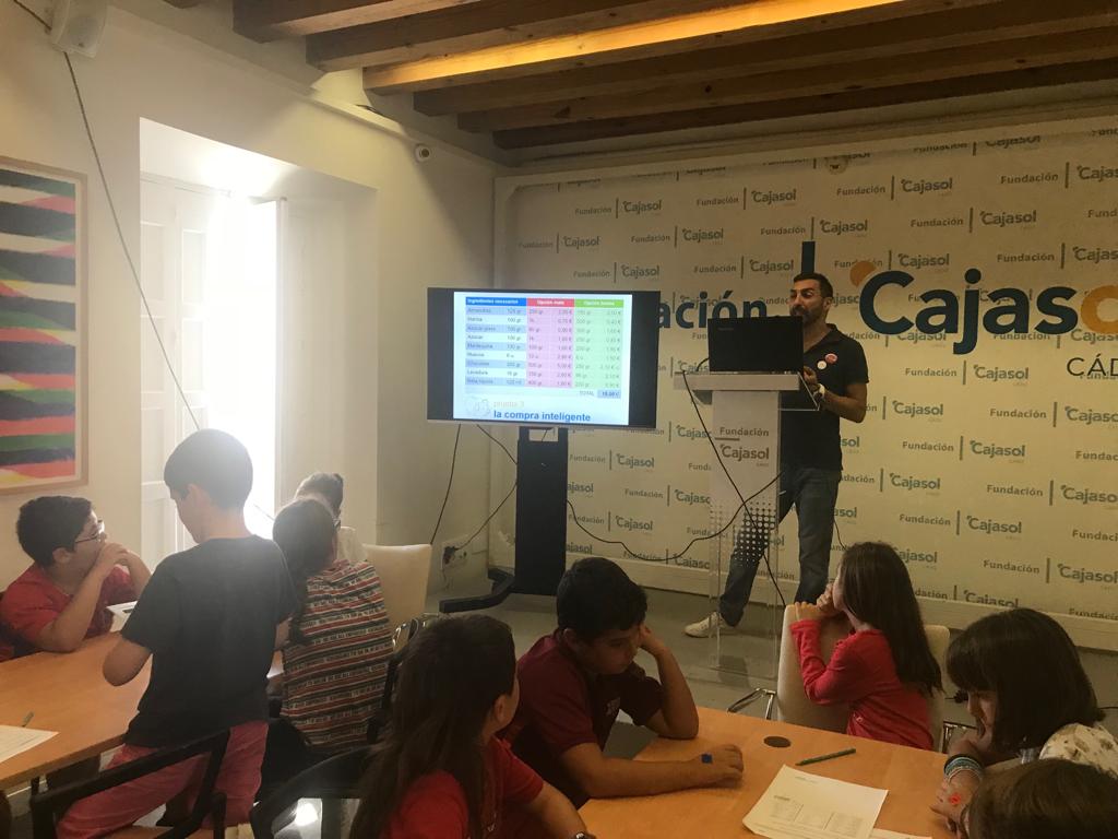 Alumnos aprendiendo en el taller ¿Te salen las cuentas? desde la sede de la Fundación Cajasol en Cádiz