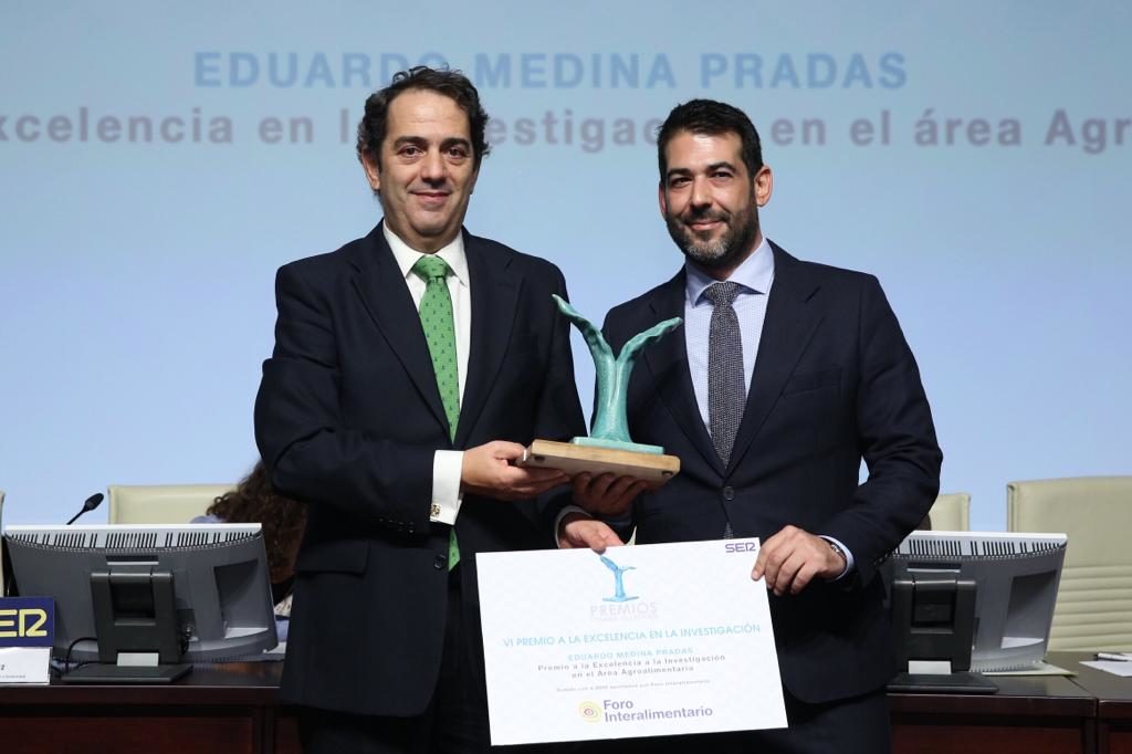 Eduardo Medina recoge su Premio Manuel Losada Villasante