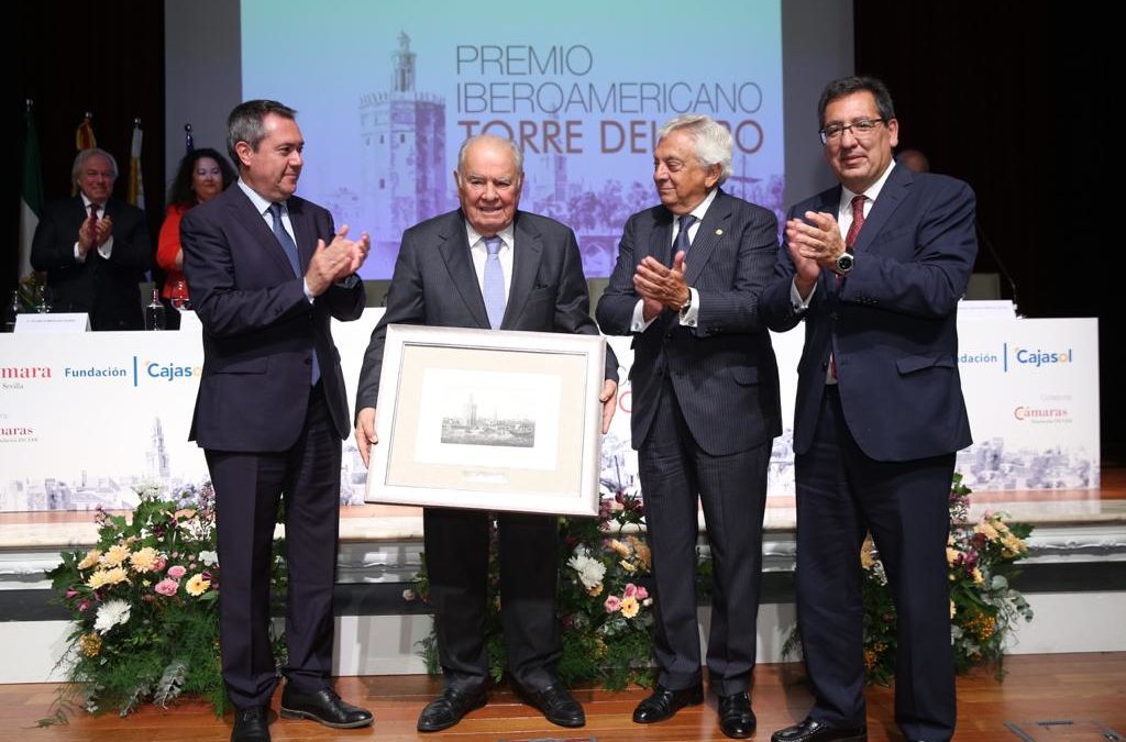 Entrega del I Premio Iberoamericano Torre del Oro a Enrique Vicente Iglesias en la Fundación Cajasol