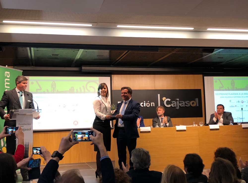 Nicol Jiménez recoge XIII Premio Flacema de Comunicación en la Fundación Cajasol