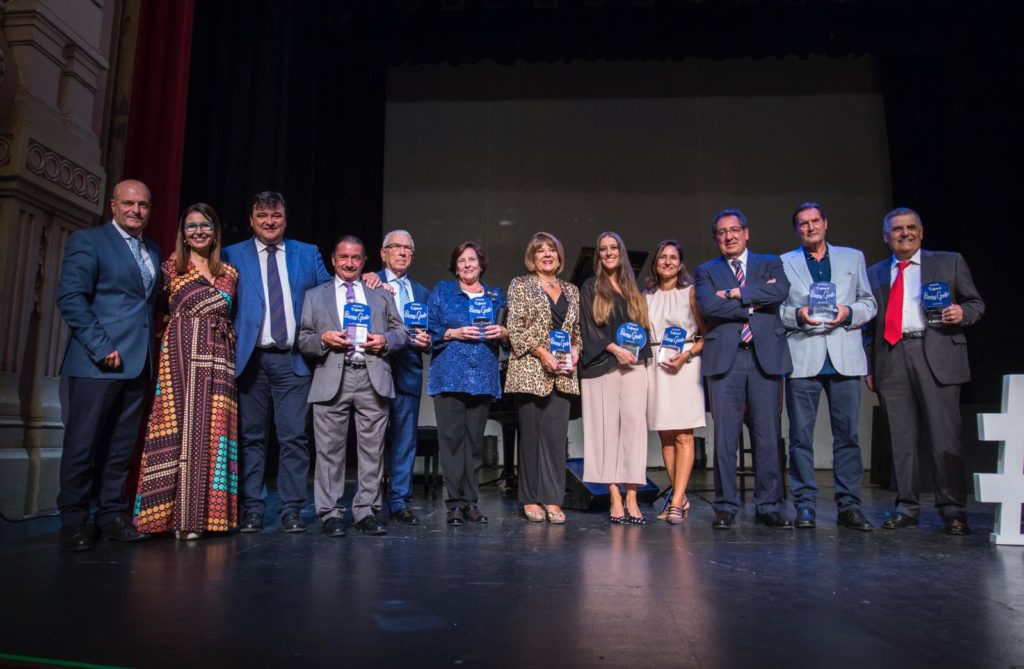 Foto de familia con los premiados en los I Premios Cajasol Buena Gente de Huelva