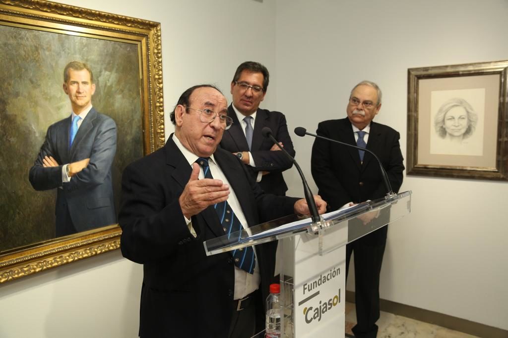 Juan Valdés explicando los pormenores de la exposición Retratos en la Fundación Cajasol