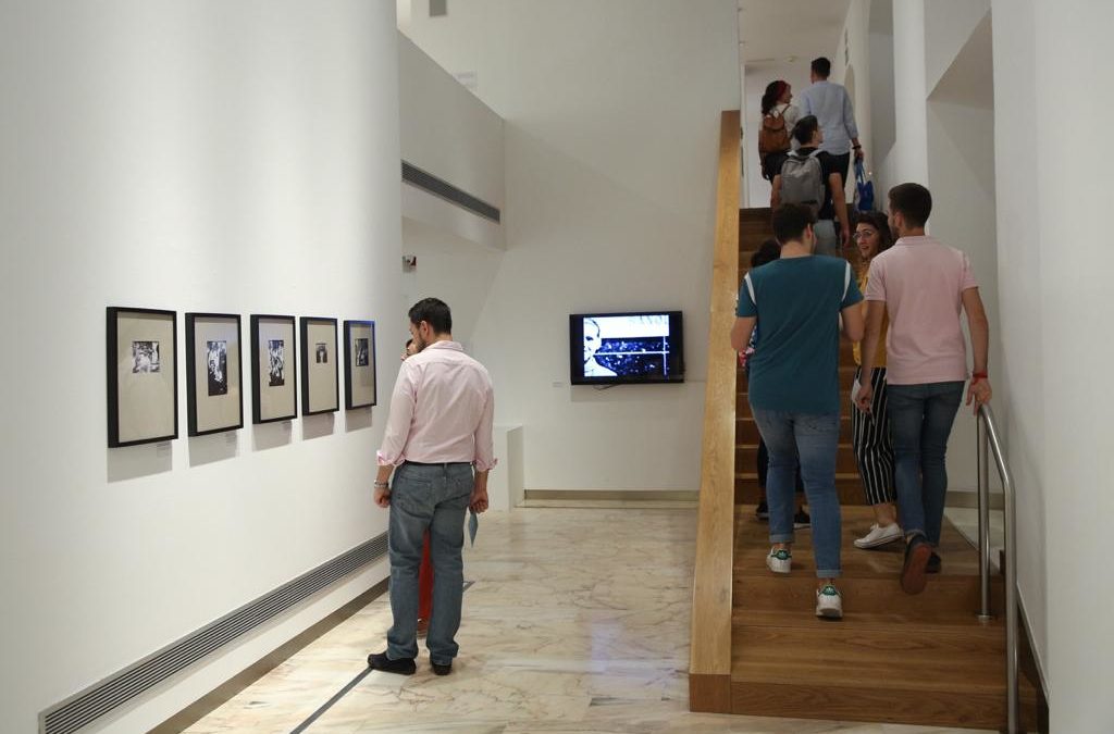 El público sevillano aprovechó la Noche en Blanco para visitar la exposición 'Los Nuestros' en la Sala Murillo de la Fundación Cajasol
