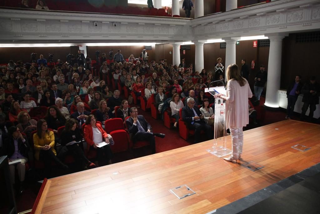 El Teatro de la Fundación Cajasol, lleno en la jornada informativa sobre la Ley de Igualdad de Género en Andalucía