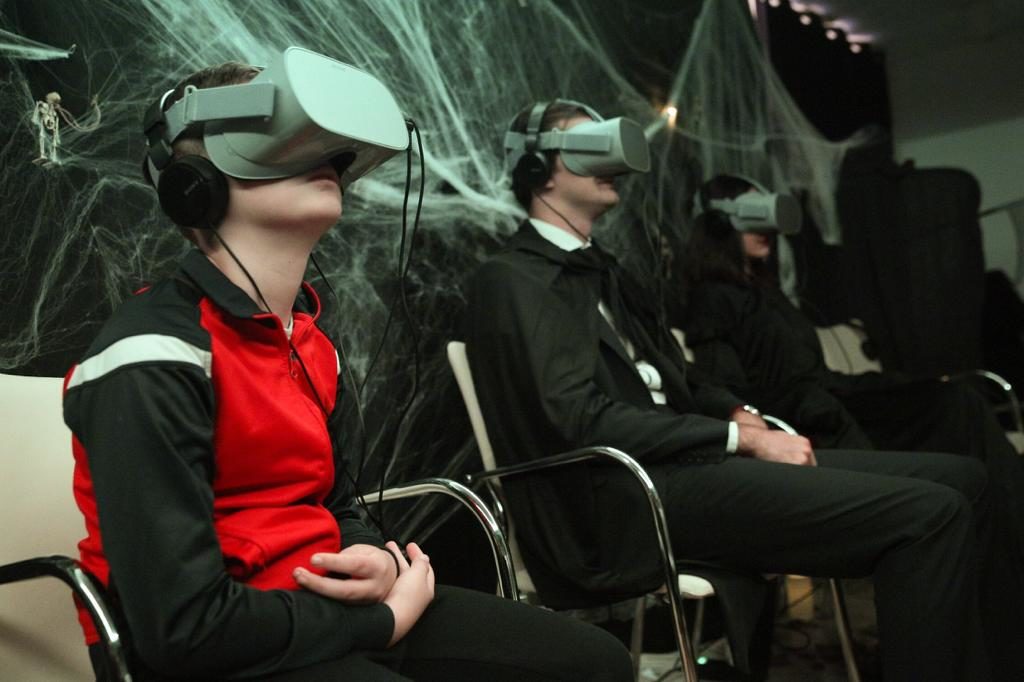 Varios usuarios experimental con la Realidad Virtual en el taller 'El Pacto Maldito'