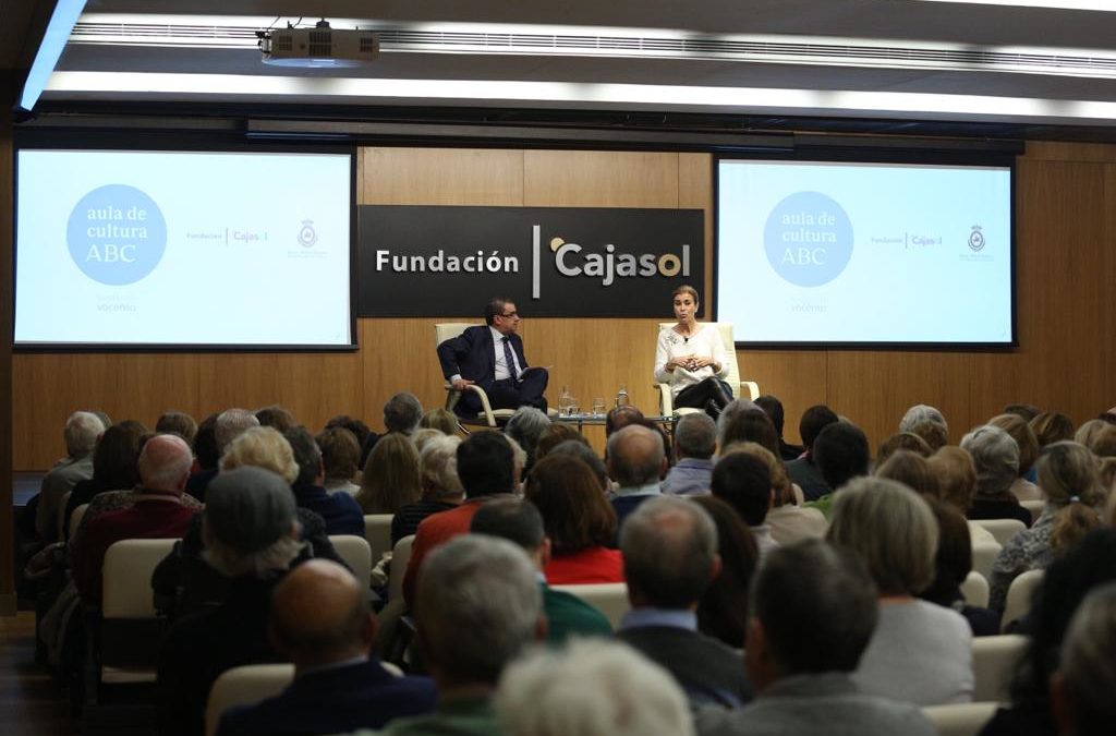 Carmen Posadas, junto a Francisco Robles, en el Aula de Cultura de ABC de Sevilla desde la Fundación Cajasol