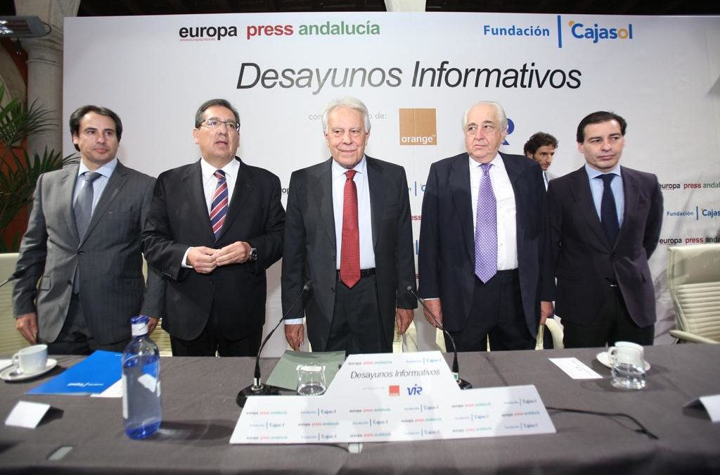 Mesa presidencial en el Desayuno Informativo de Europa Press con Felipe González en la Fundación Cajasol