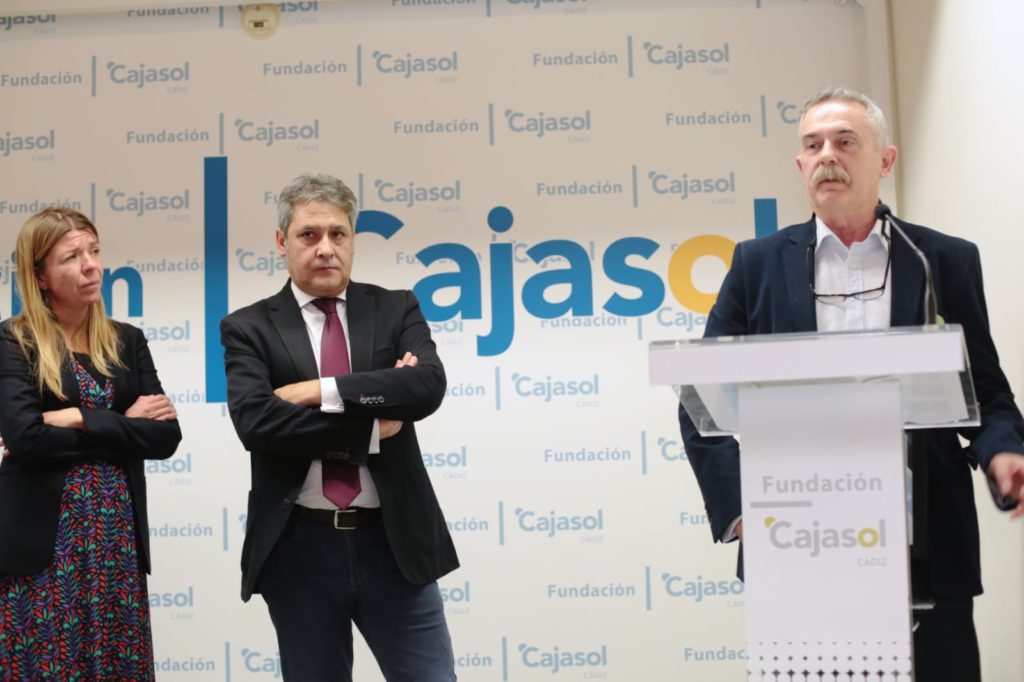 Mar Díez, delegada de la Fundación Cajasol en Cádiz, y José Mata, presidente de la Fundación Cádiz CF, entregaron los reconocimientos