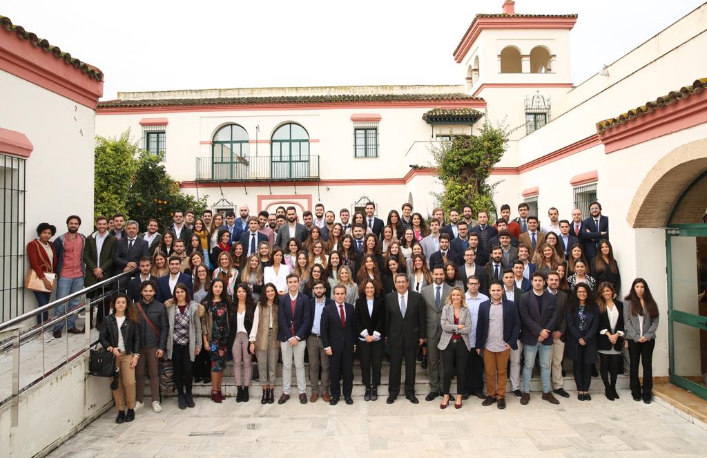 Foto de familia de acto de apertura del curso 2018-2019 en el Instituto de Estudios Cajasol