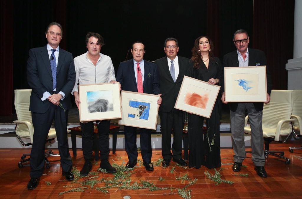 Curro Romero y Carlos Herrero recibieron un lienzo de Ricardo Suárez al finaliza el Mano a Mano, durante el cual tuvieron la sorpresa de una actuación especial de Marina Heredia y Dorantes