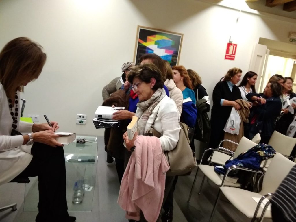 María Dueñas, firmando ejemplares de sus obras a los asistentes a lI Semana de las Letras en Cádiz