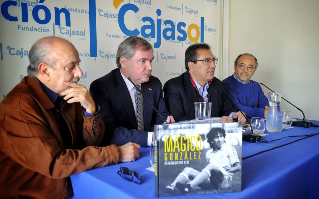 Presentación del libro 'Mágico González, retratado por Kiko' en la Fundación Cajasol