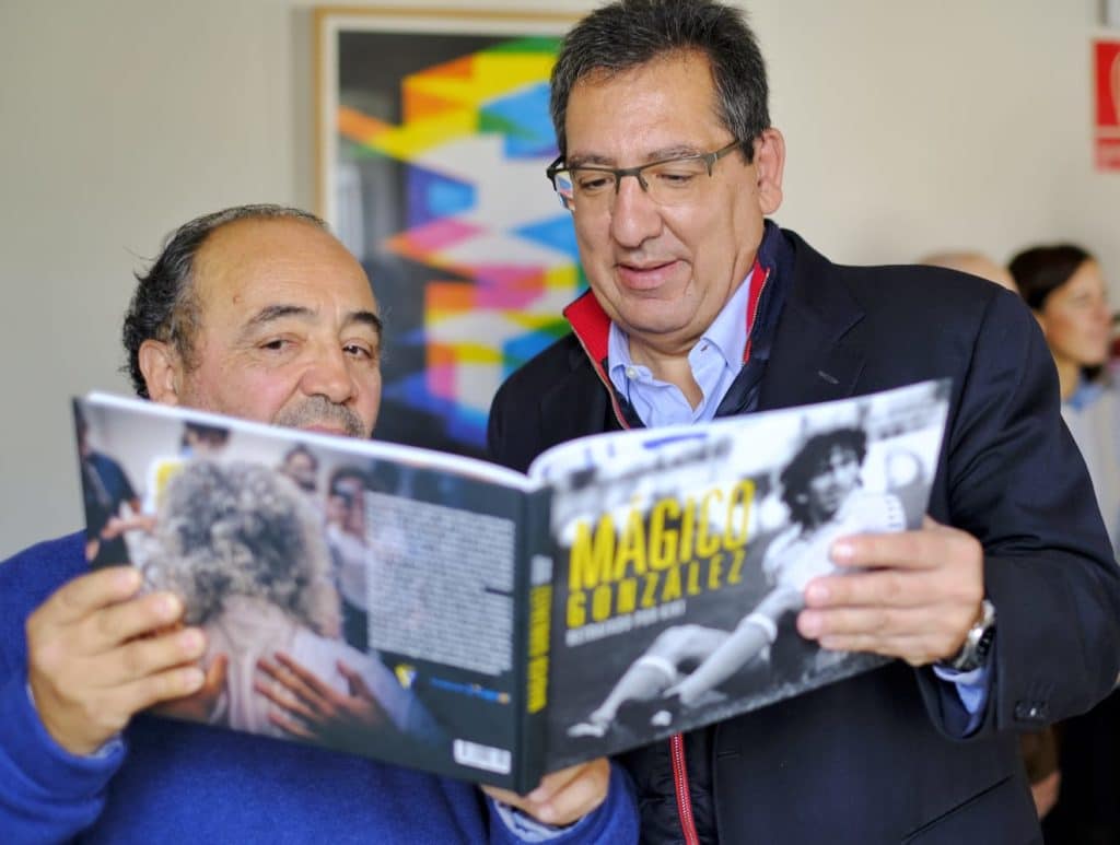 Joaquín Hernández 'Kiki' y Antonio Pulido, ojeando el libro sobre Mágico González