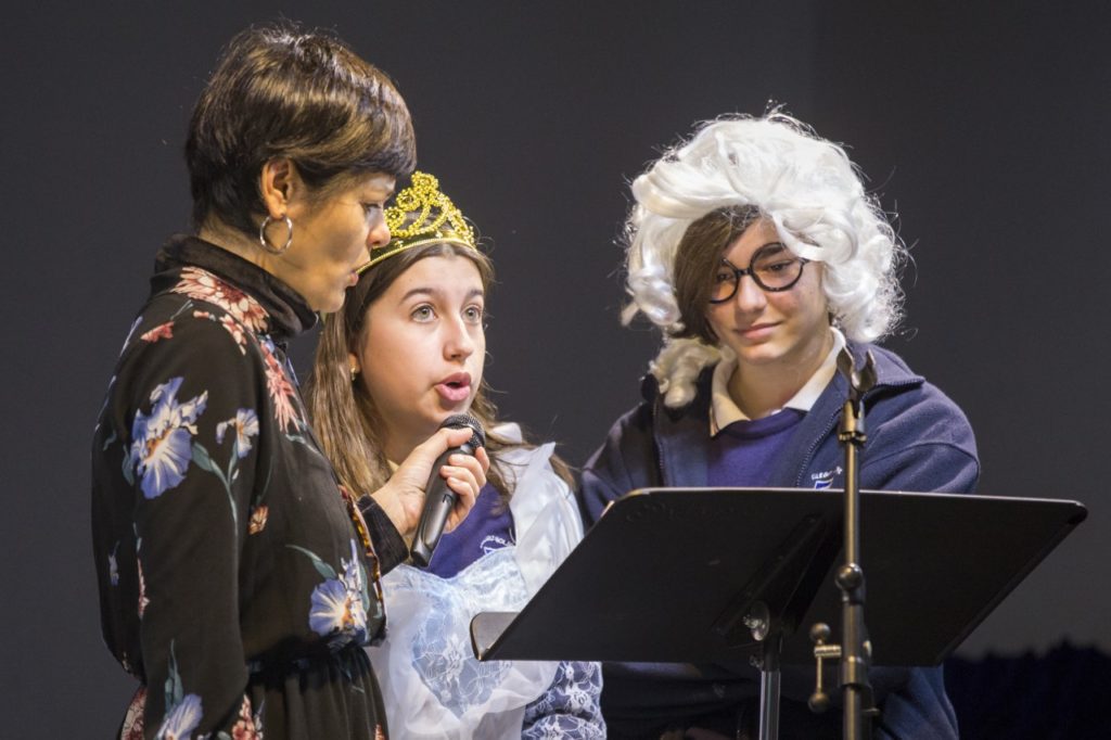 Alumnos onubenses participando en 'Una noche blanca con los clásicos' de la Cía Blanca Marsillach en Huelva