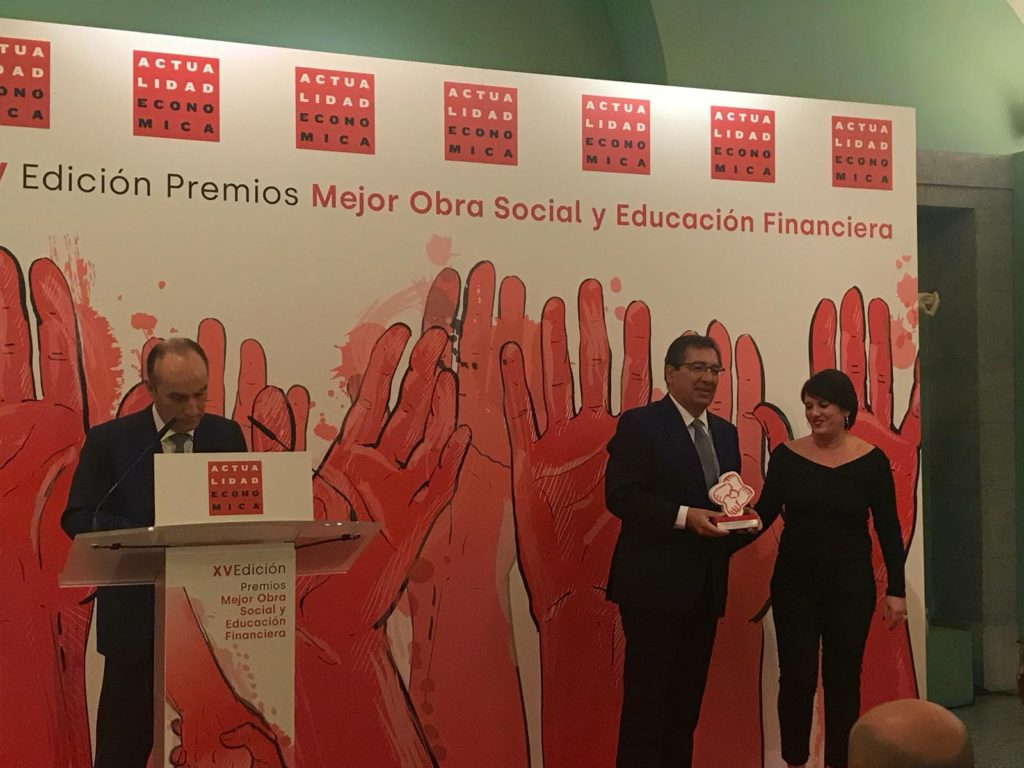 Antonio Pulido recibe premio de la revista Actualidad Económica