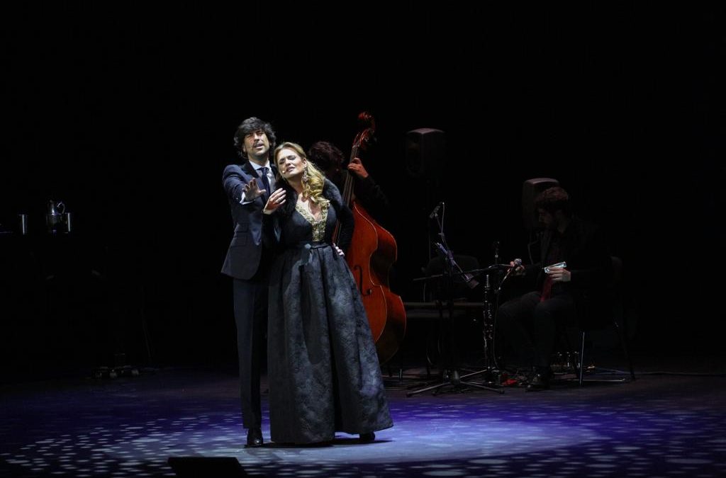 Manuel Lombo y Ainhoa Arteta en su actuación en el Cartuja Center de Sevilla