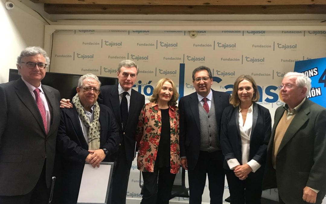 Protagonistas y organizadores del Encuentro sobre el 40 aniversario de la Constitución Española en la sede de la Fundación Cajasol en Cádiz