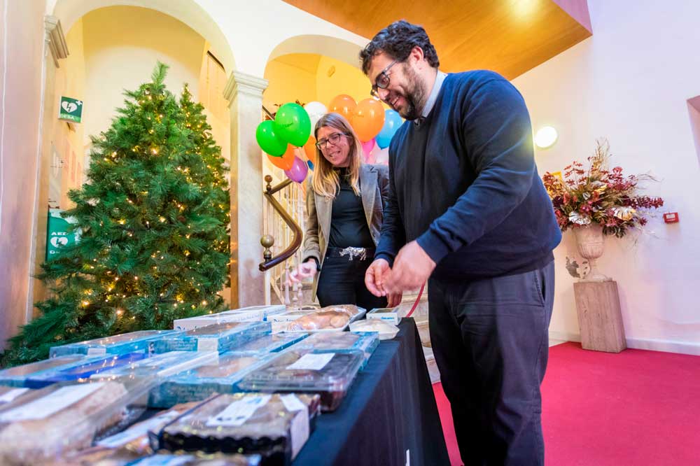 Jaime Armario y Mar Díez, preparando dulces de conventos en la Fundación Cajasol (Cádiz)