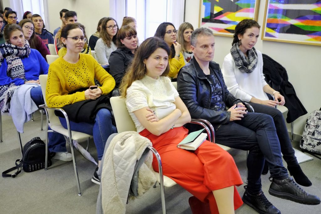 Lola Pons, esperando su turno para intervenir en la jornada