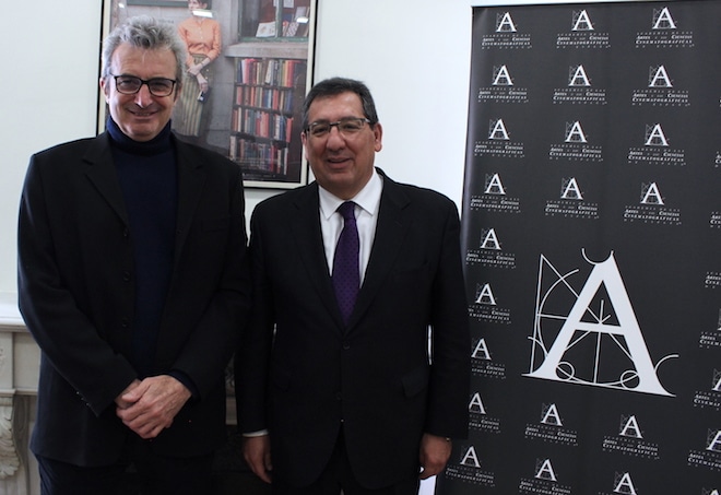 Antonio Pulido, presidente de la Fundación Cajasol, y Mariano Barroso, presidente de la Academia de Cine, en la sede de la academia para firmar el acuerdo entre ambas entidades