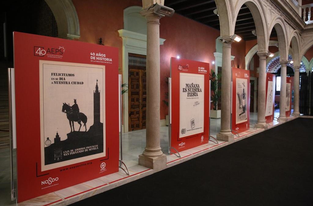 Exposición '40 años de historia de la publicidad en Sevilla', instalada en el patio de la Fundación Cajasol