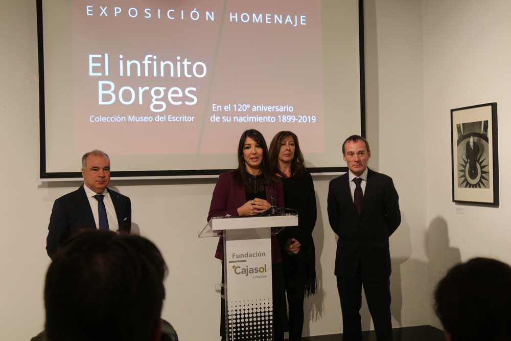 La delegada de la Fundación Cajasol en Córdoba, Mili Jiménez, explicando detalles de la exposición