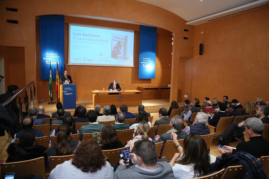 Antonio Pulido, presentando a Luis Garicano en el Instituto de Estudios Cajasol