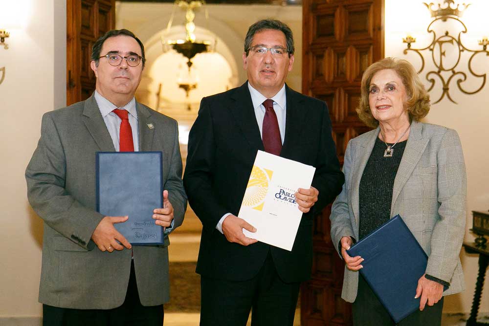 Vicente Guzmán, Antonio Pulido y Amparo Rubiales, en la Fundación Cajasol